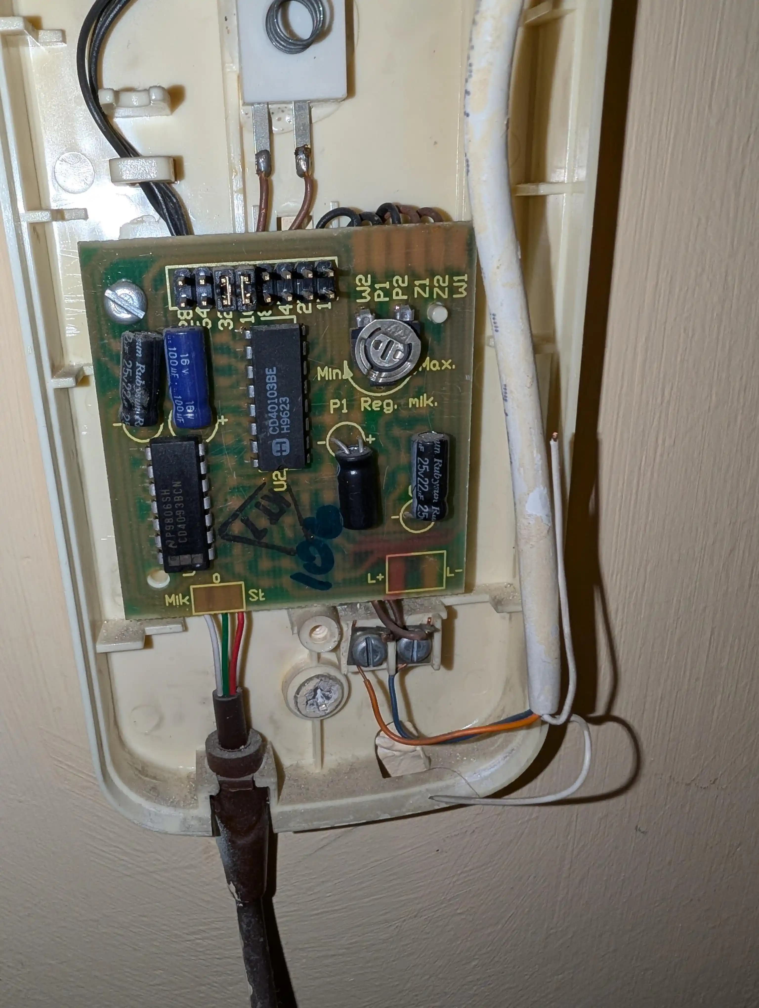 Polonya Yurtlarındaki Kapı Telefonlarının İç Yapısı ve İşleyişi: Elektronik Devre ve Güvenlik