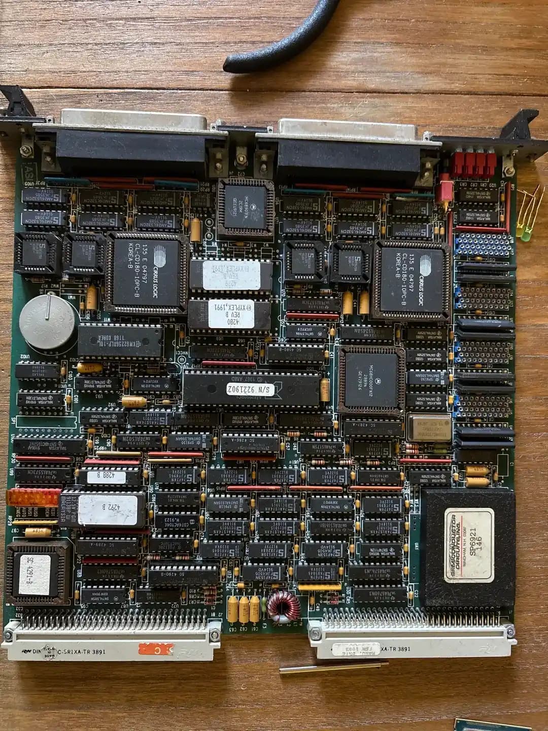 1990'lar Endüstriyel Kontrol Kartı: 68k İşlemcili ve VME Backplane'li PCB İncelemesi