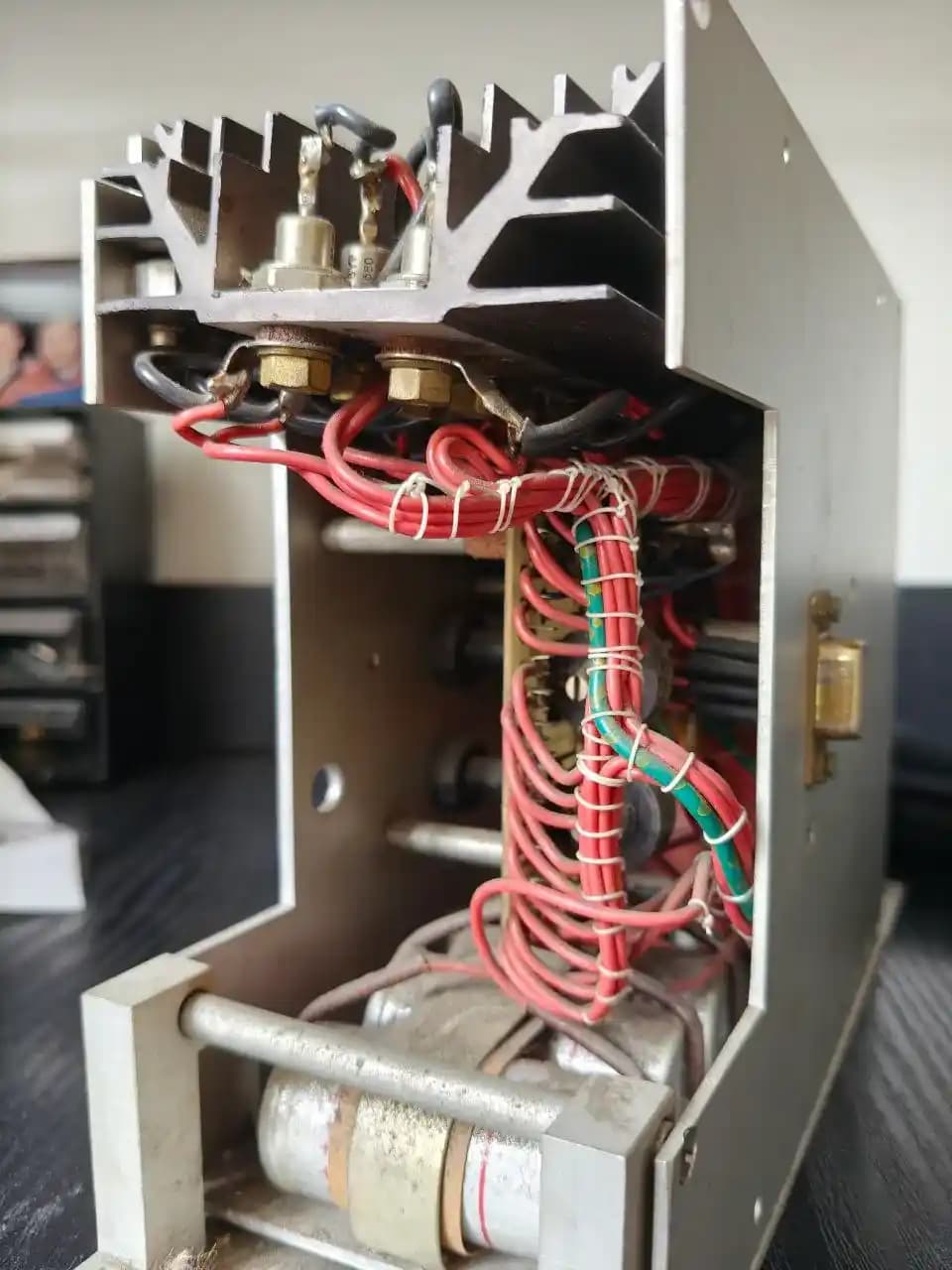 1979 Polonya Yapımı 12V Güç Kaynağı: Dayanıklılık ve Modern Teknoloji Karşılaştırması