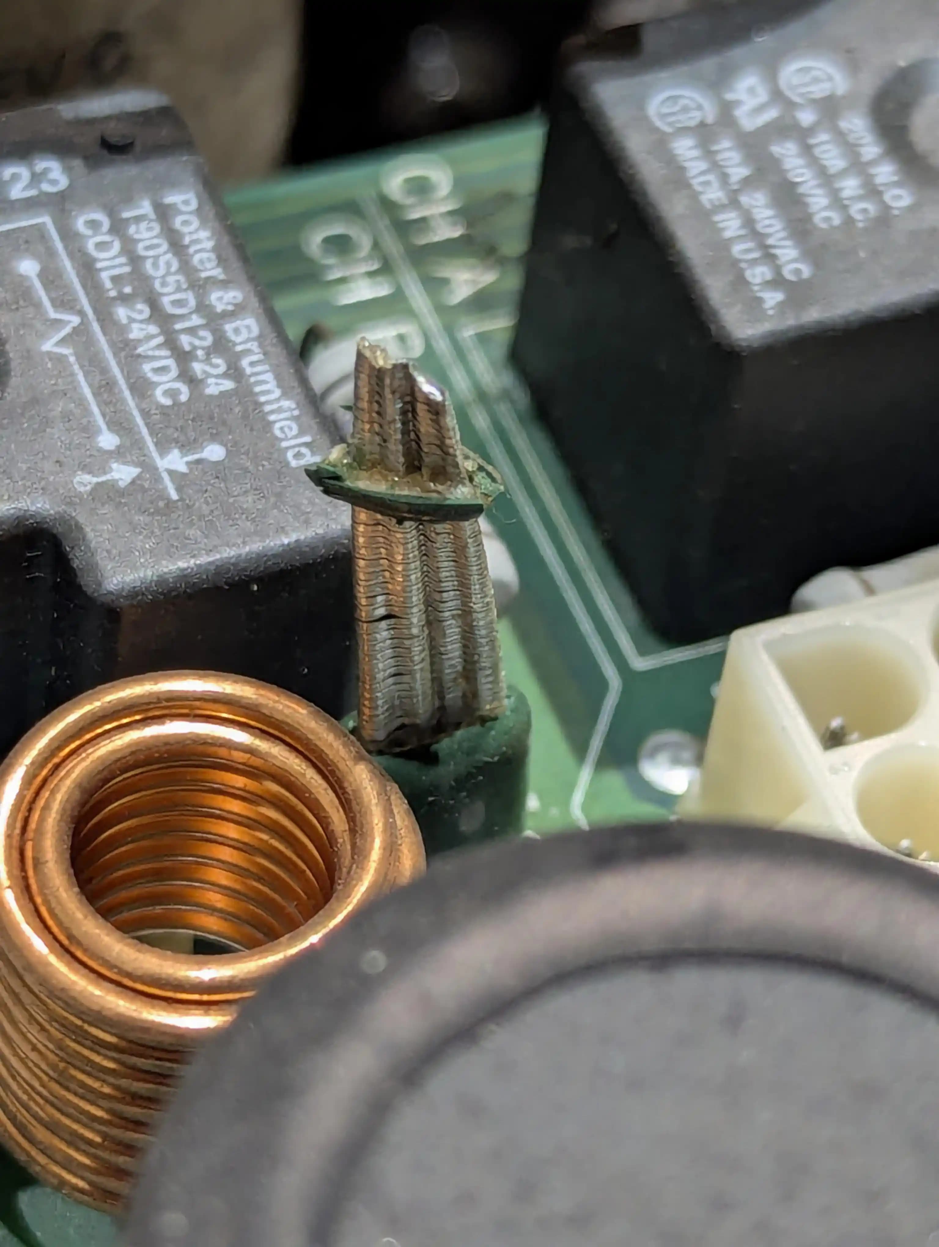 2005 Yapımı PA Amplifikatöründe Polyester Kapasitör Arızası ve Teknik İncelemesi