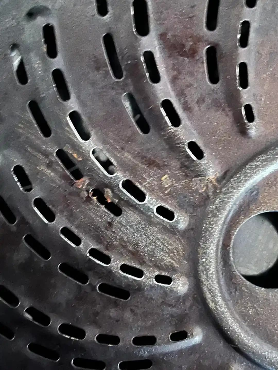 Airfryer Tabanında Metal Ovucu Kullanımının Zararları ve Güvenli Temizlik Yöntemleri