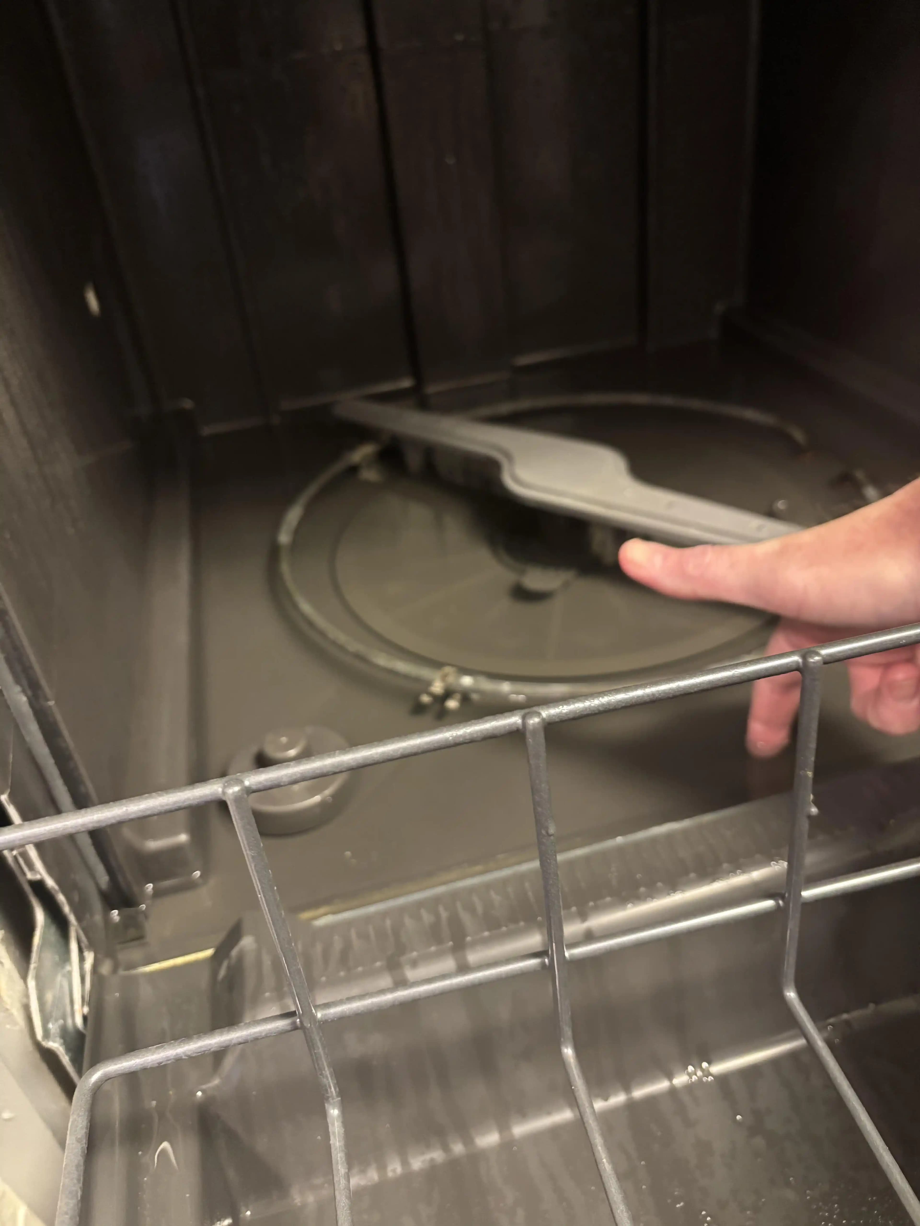 Bulaşık Makinesinin Tabanında Su Kalmasının Nedenleri ve Etkili Çözümleri